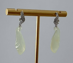 银色树叶形玉兰花耳钉 - 图片 3