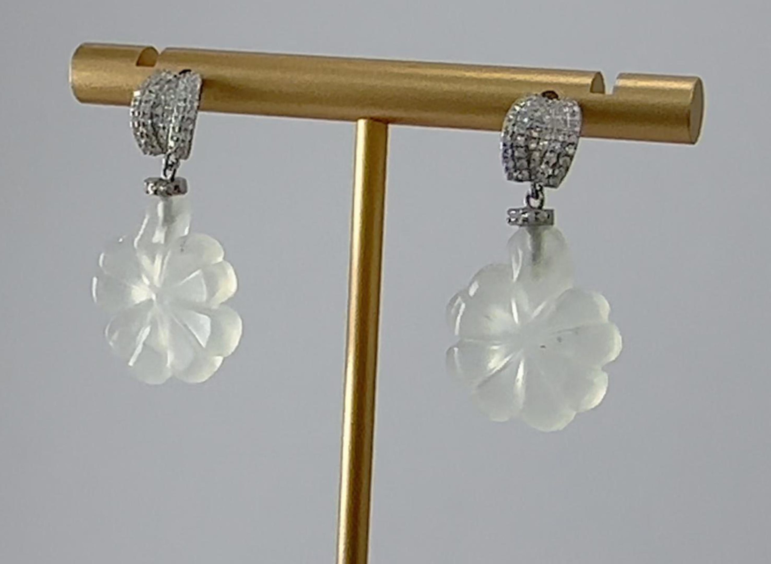 银色帆形四叶草耳钉 - 图片 3