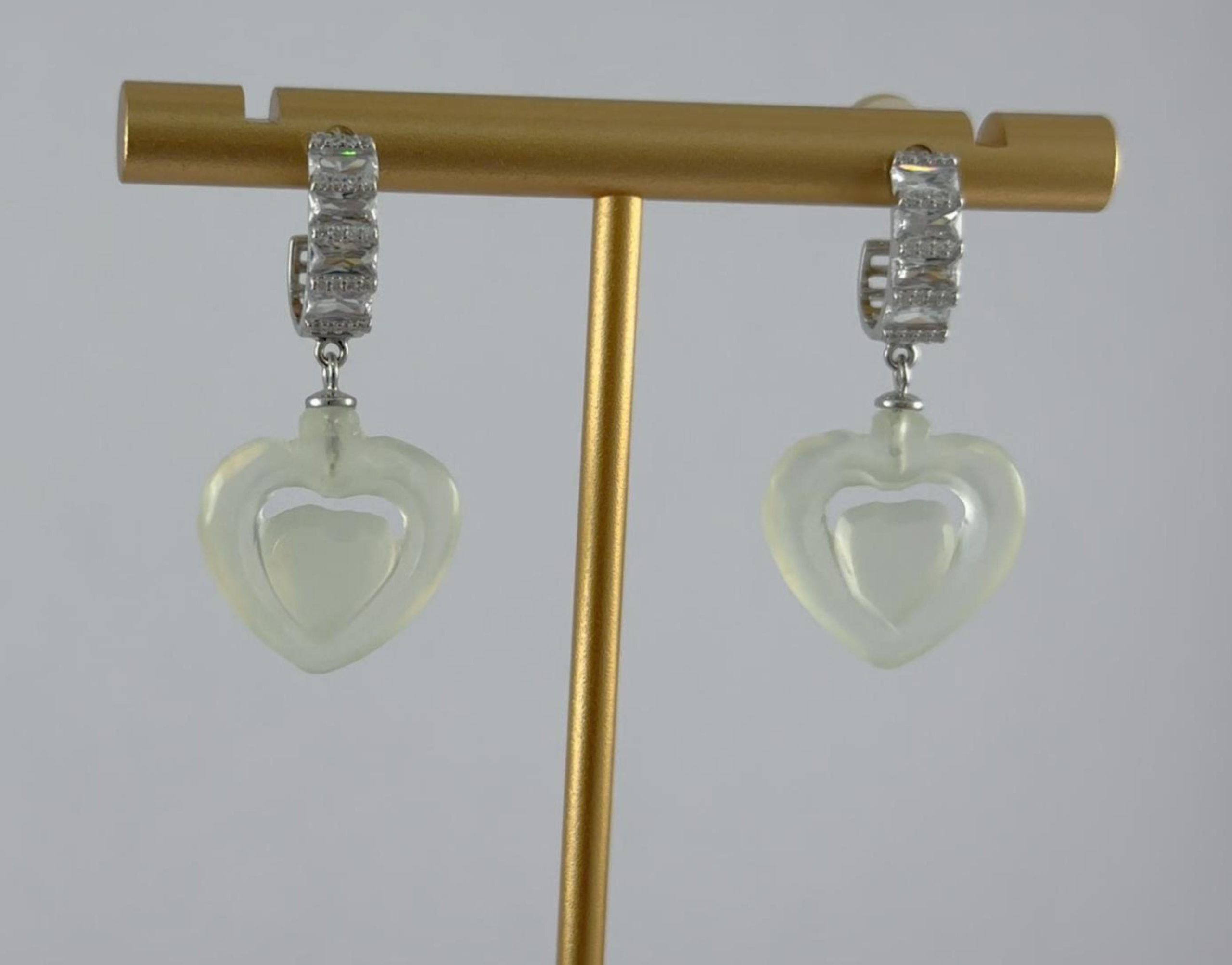 银色C形桃心耳钉 - 图片 4