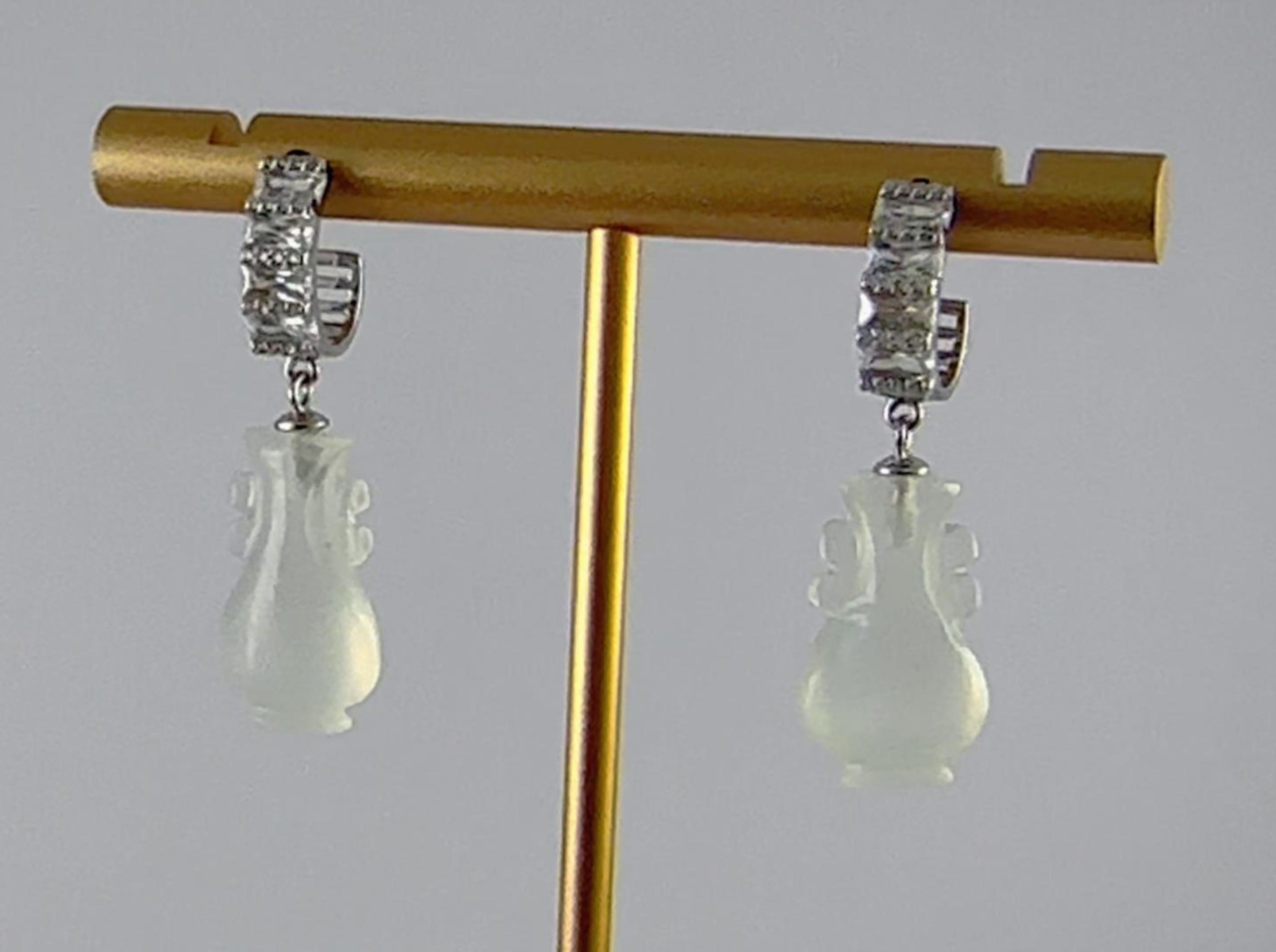 银色C形如意瓶耳钉 - 图片 4