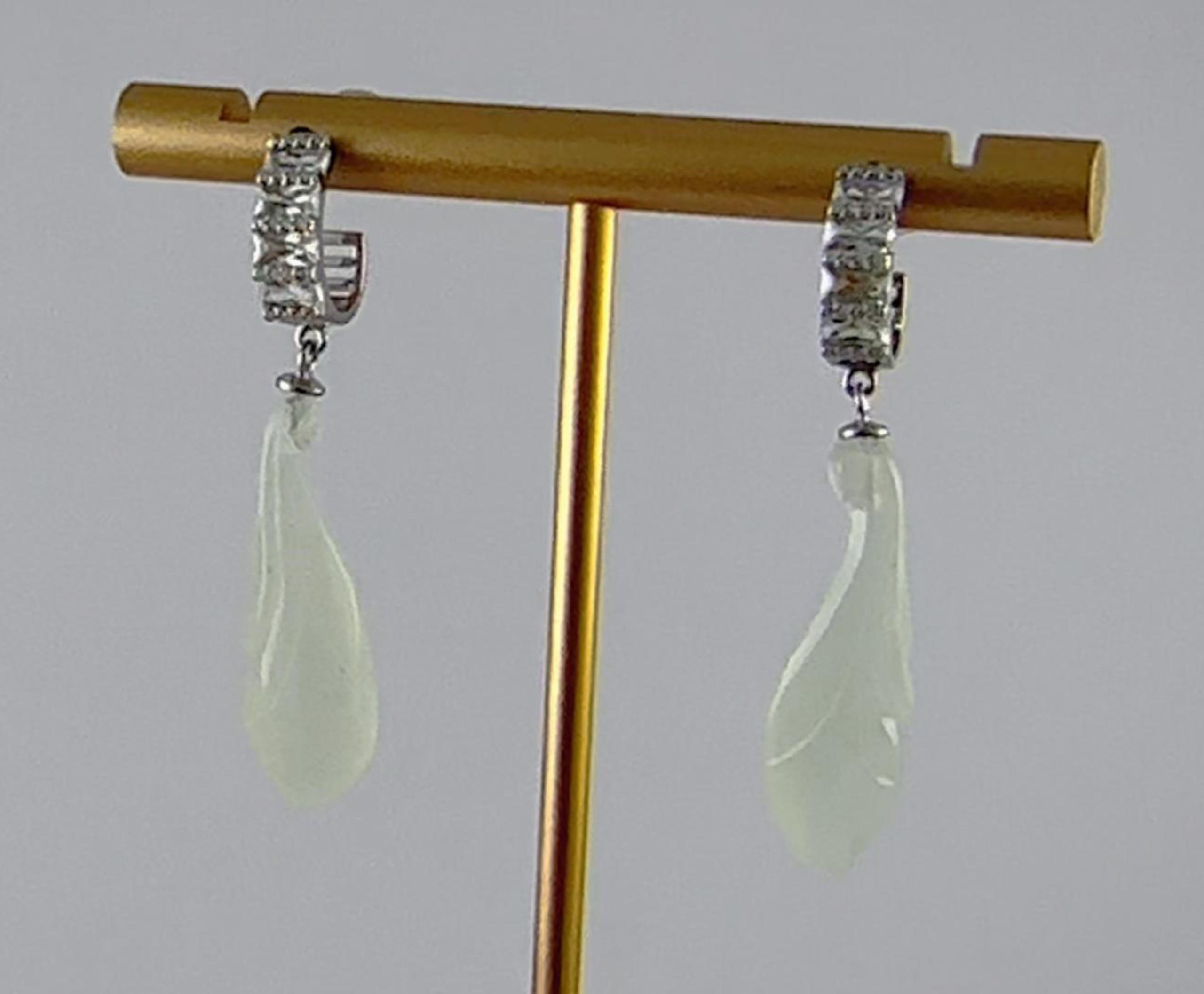 银色C形玉兰花耳钉 - 图片 4