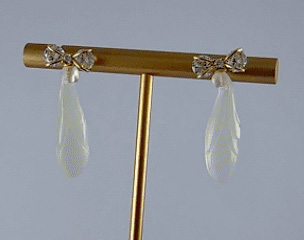 金色领结形玉兰花耳钉 - 图片 3