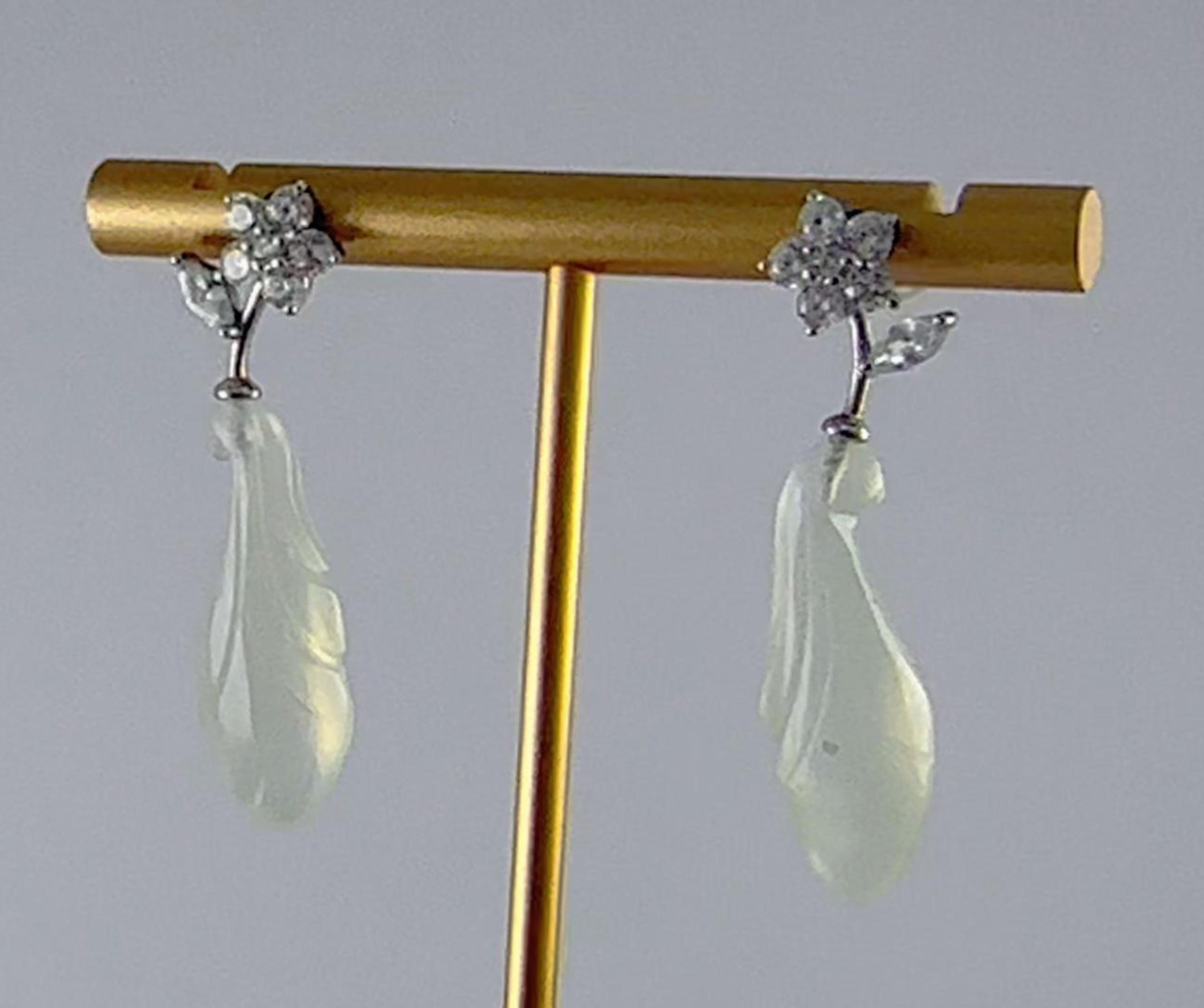 银色花朵形玉兰花耳钉 - 图片 3