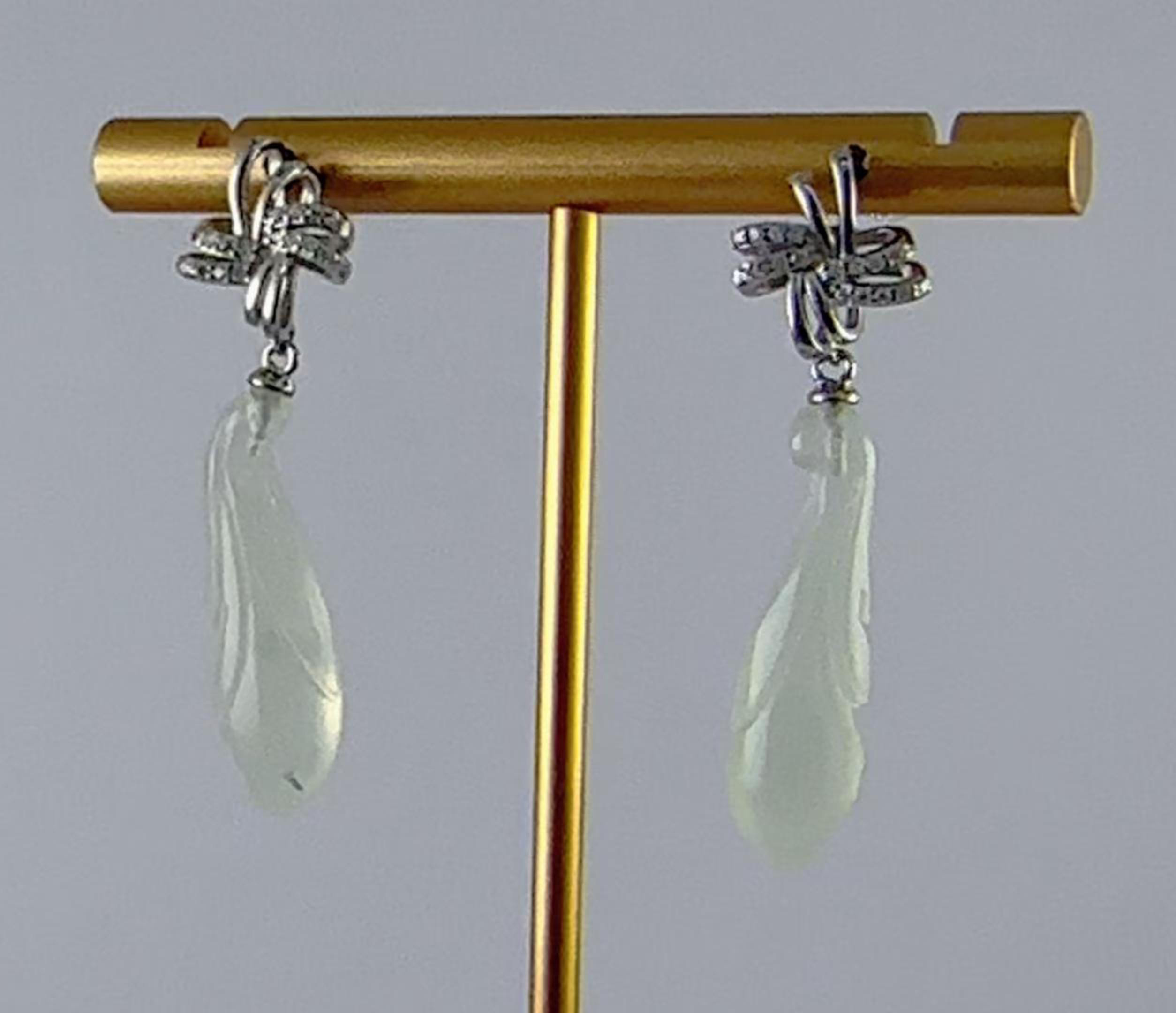 银色中国结形玉兰花耳钉 - 图片 4