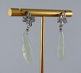 银色中国结形玉兰花耳钉 - 图片 3