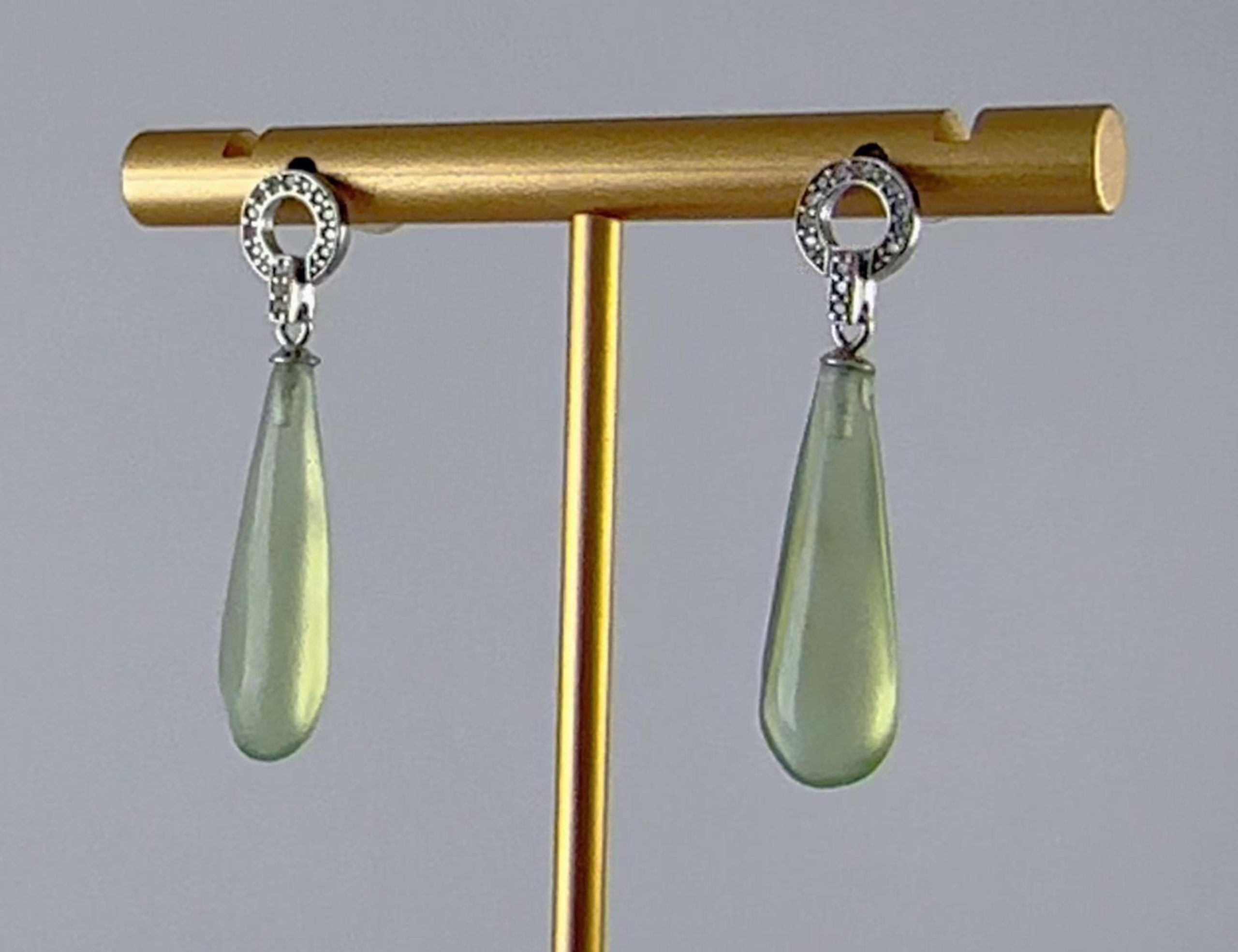 银色圆环形细长水滴耳钉 - 图片 4