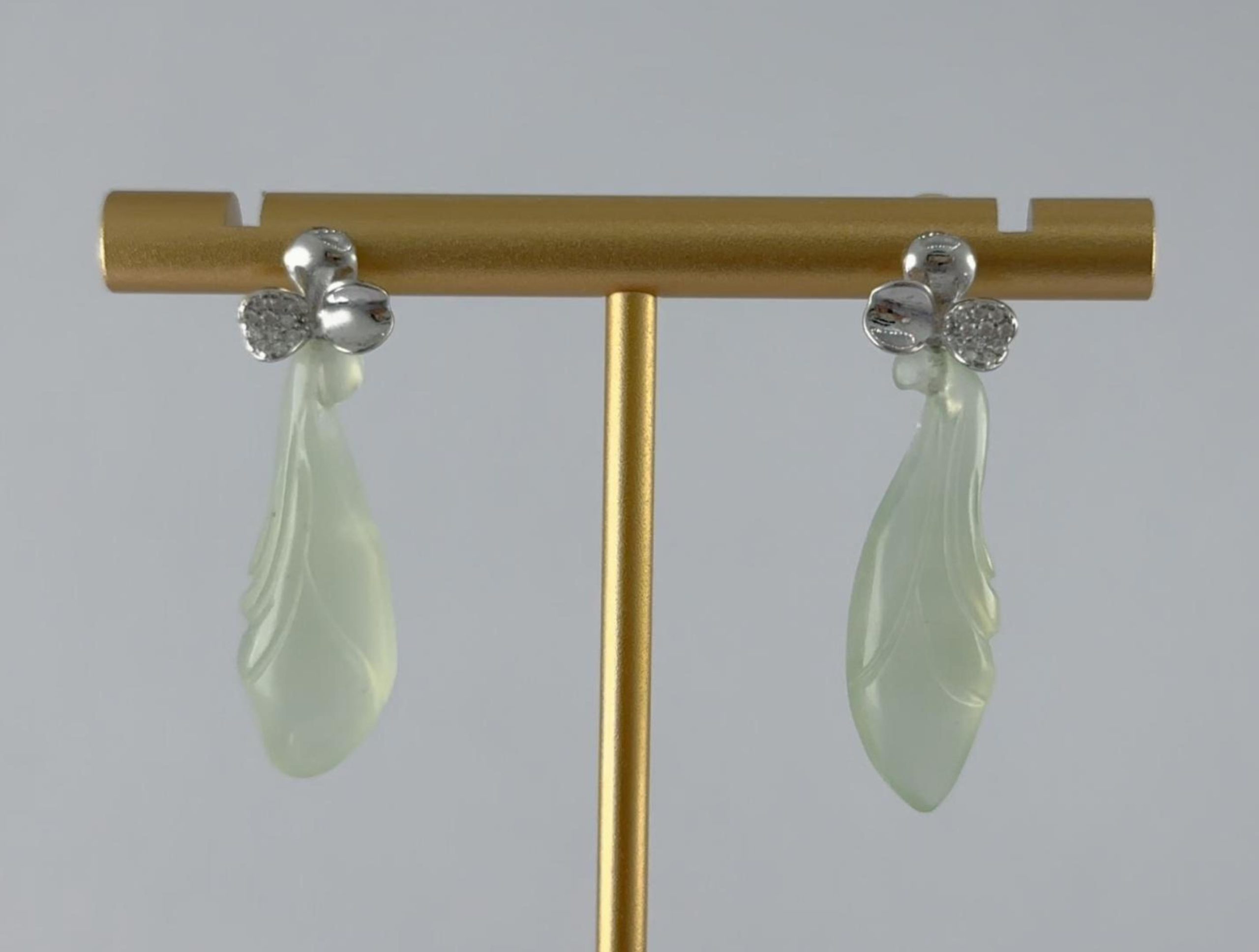 银色三瓣花形玉兰花耳钉 - 图片 4