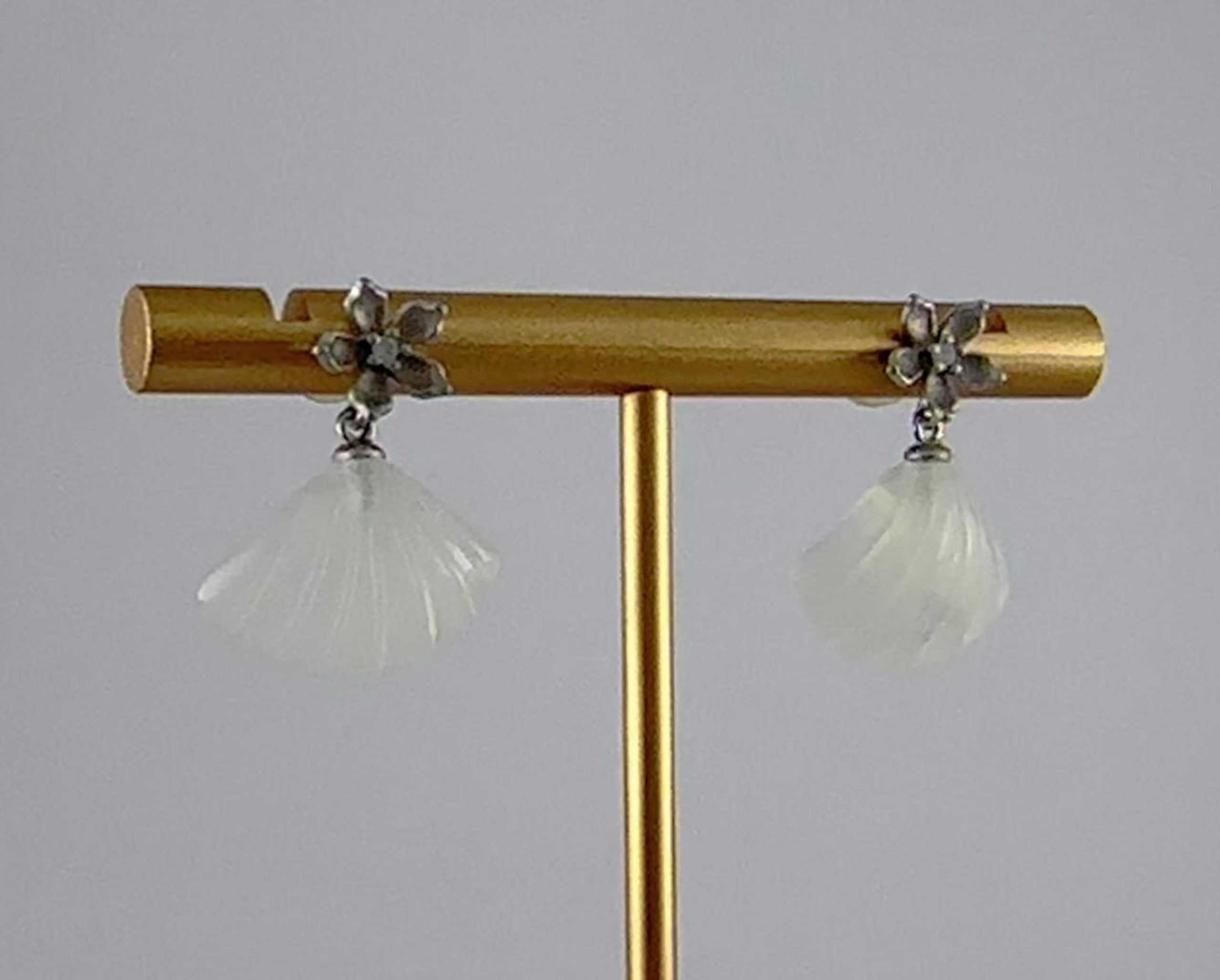 银色花朵形贝壳耳钉 - 图片 3