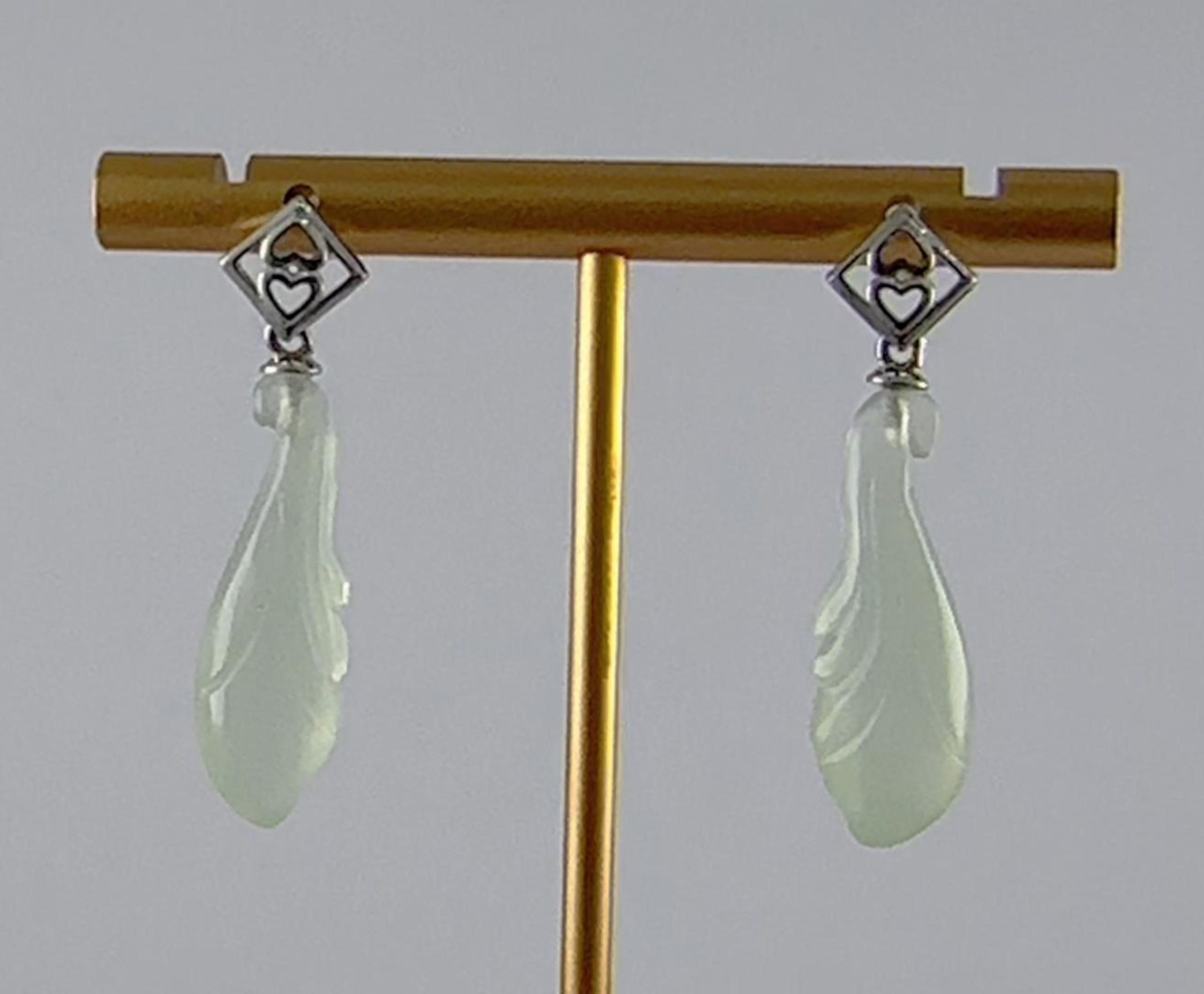 银色桃心形玉兰花耳钉 - 图片 4