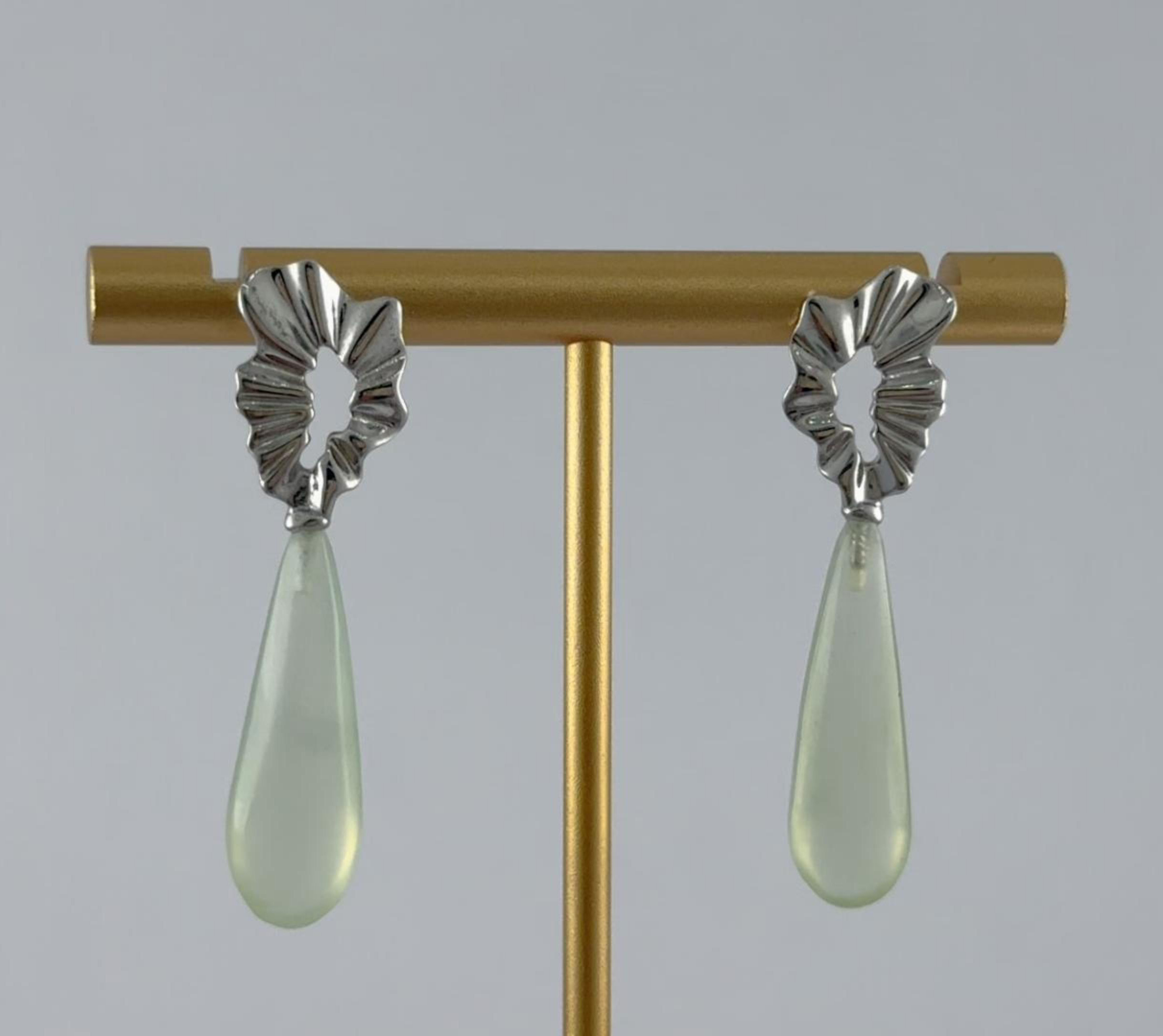 银色圆环形细长水滴耳钉 - 图片 4