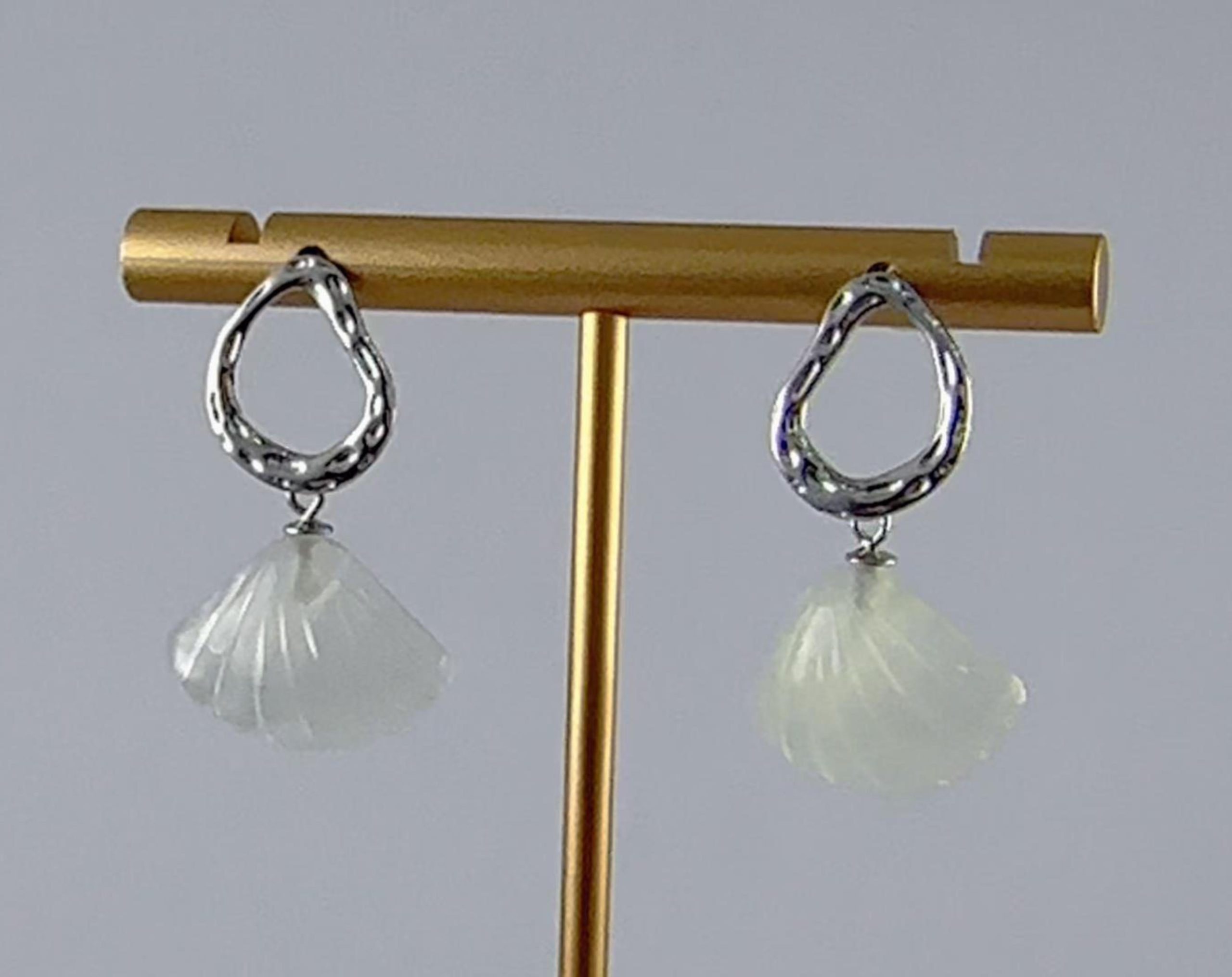 银色圆环形贝壳耳钉 - 图片 4