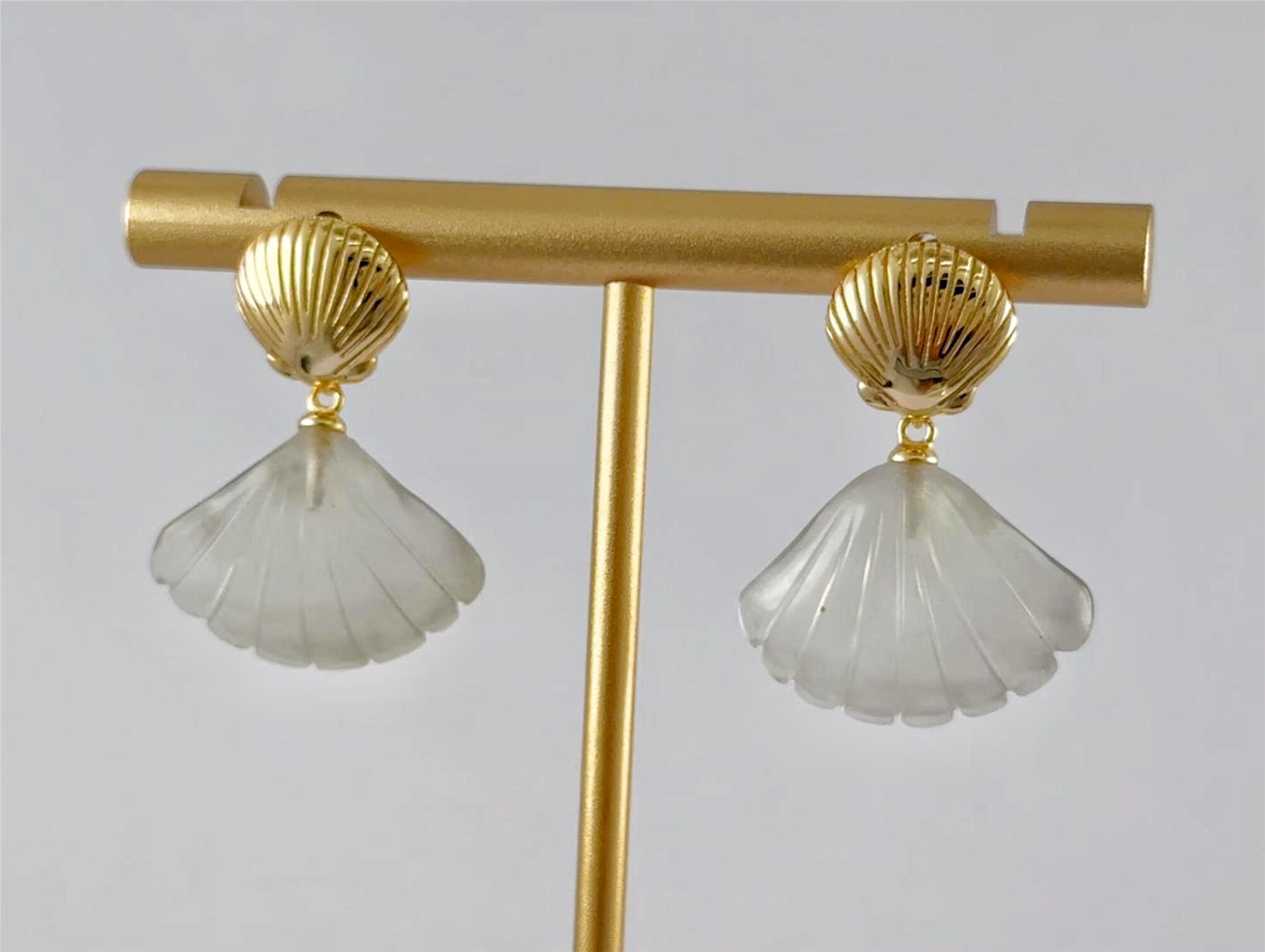 金色贝壳形贝壳耳钉 - 图片 4