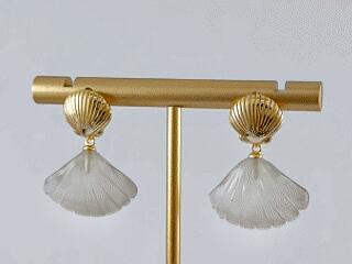 金色贝壳形贝壳耳钉 - 图片 3