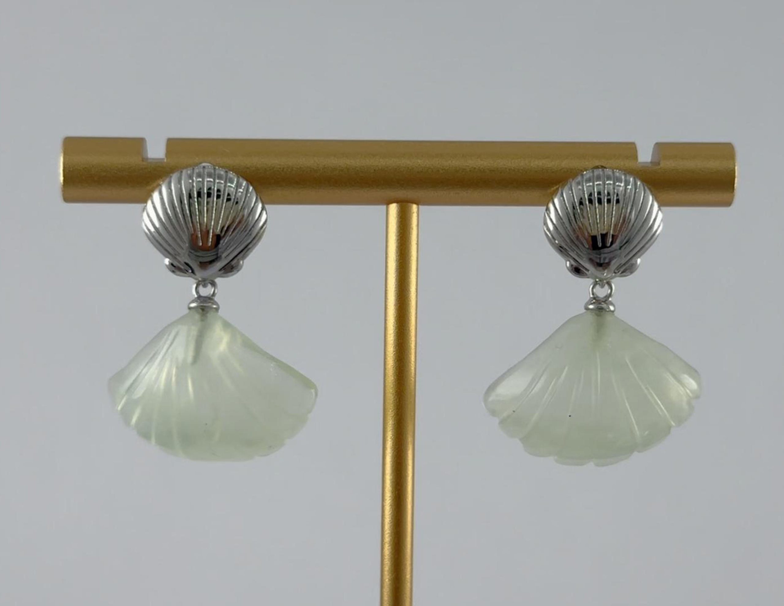 银色贝壳形贝壳耳钉 - 图片 4