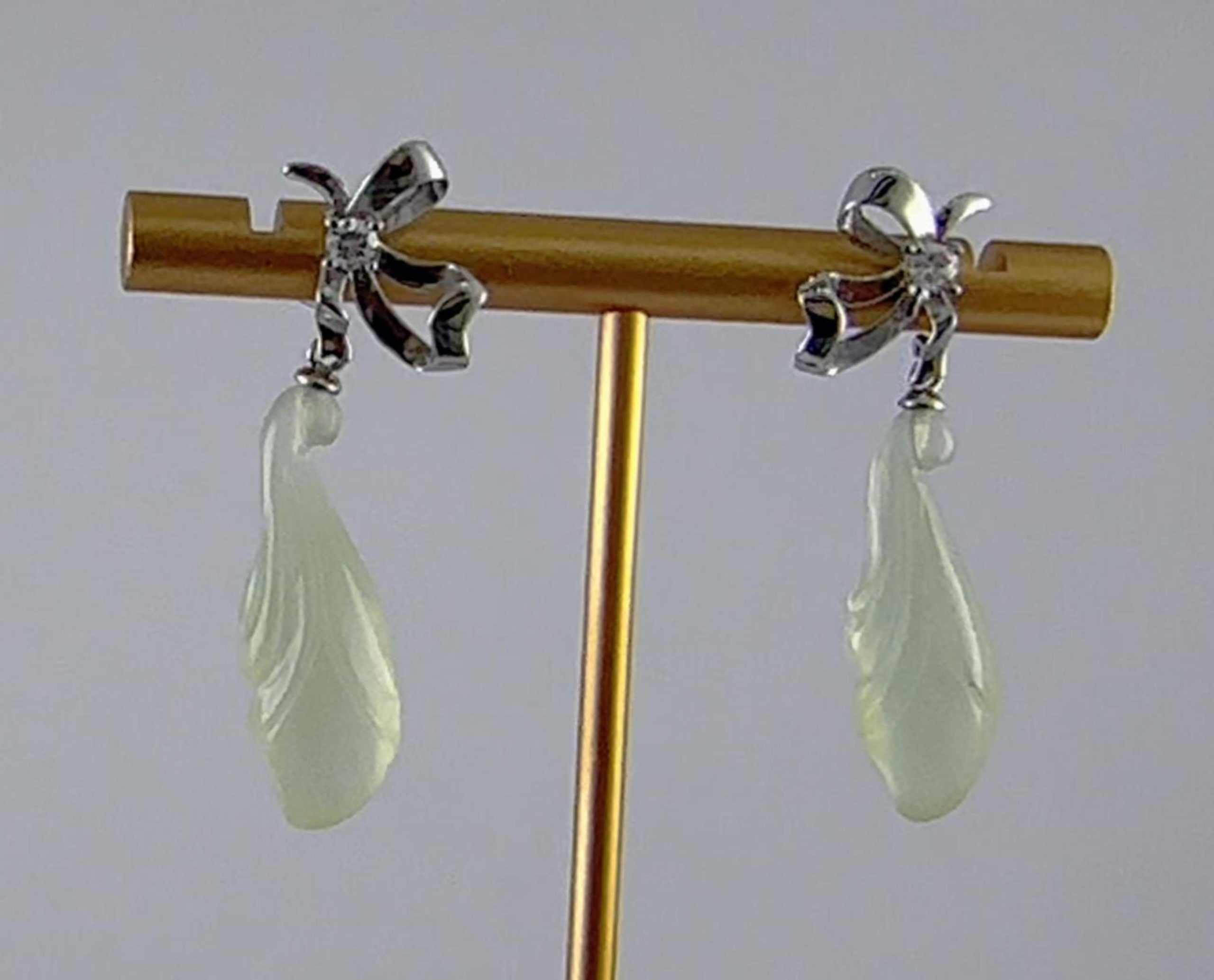 银色半丝带结形玉兰花耳钉 - 图片 4