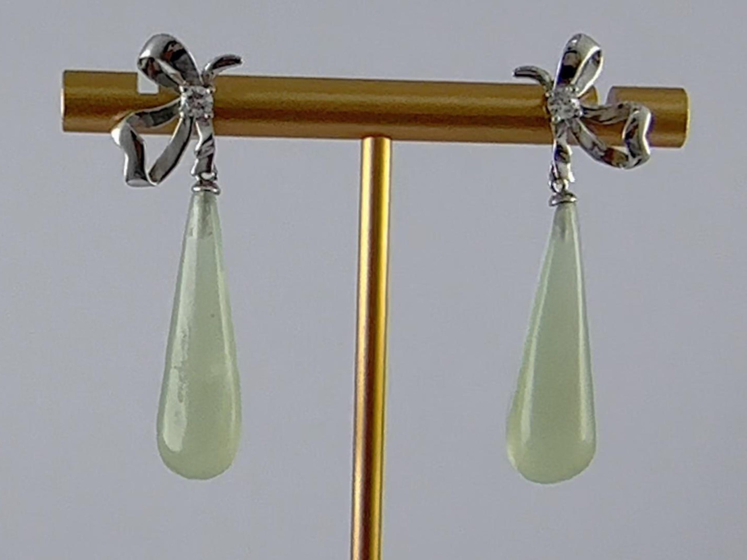 银色半丝带结形锥形水滴耳钉 - 图片 4