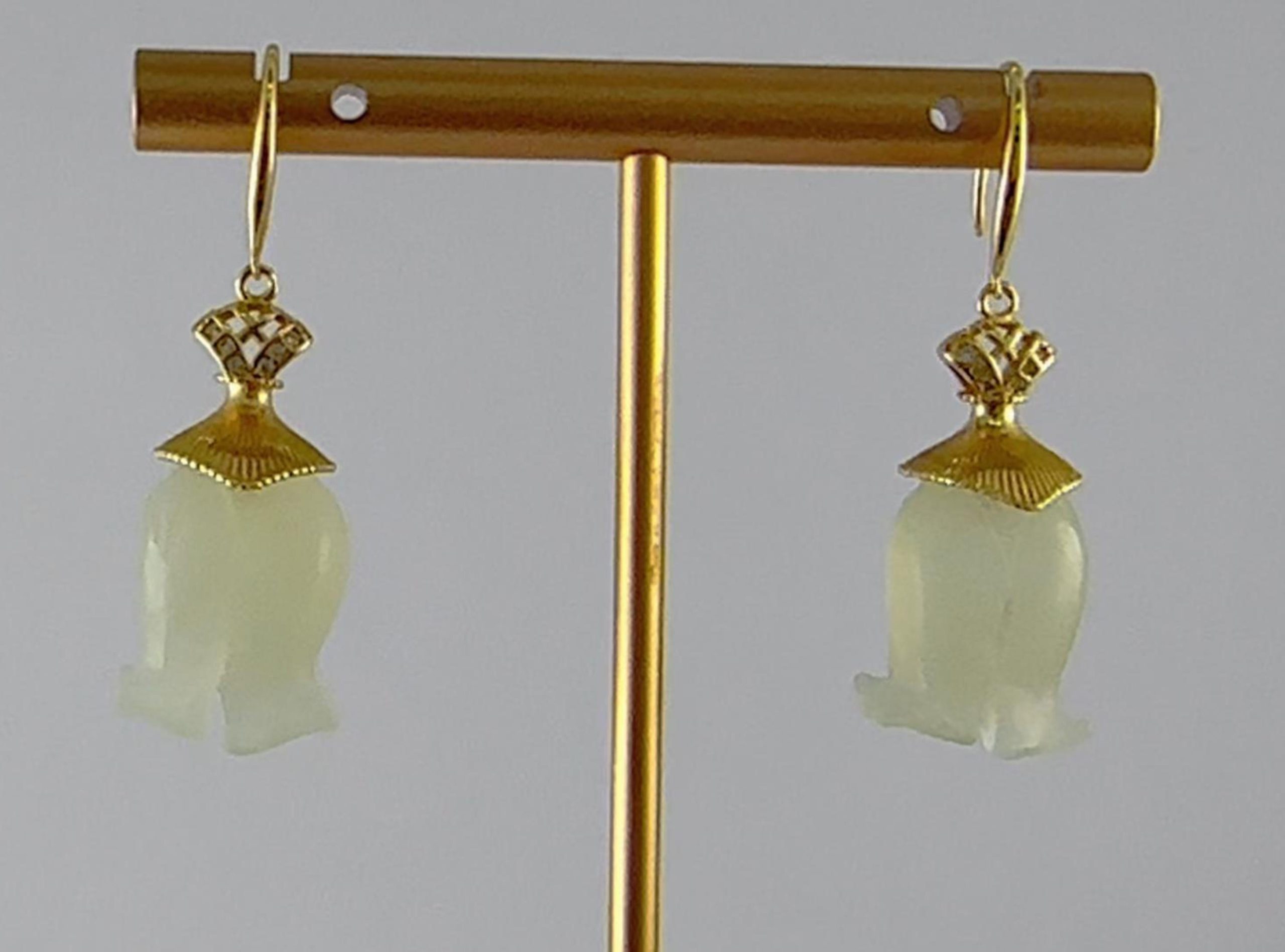 金色连衣裙形铃兰花耳环 - 图片 4