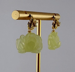 金色三层三瓣花形小牡丹花耳钉 - 图片 3