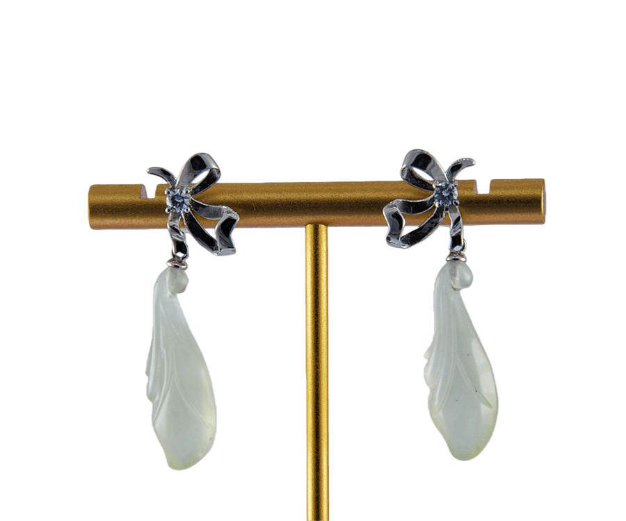 银色半丝带结形玉兰花耳钉