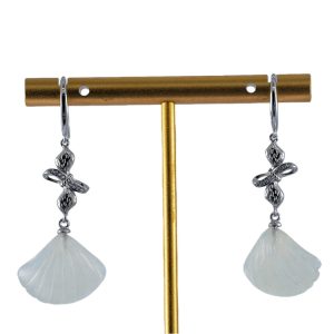 银色飘带系扣形贝壳耳环