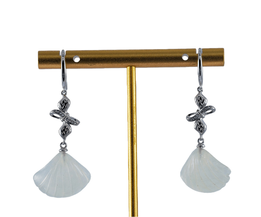 银色飘带系扣形贝壳耳环