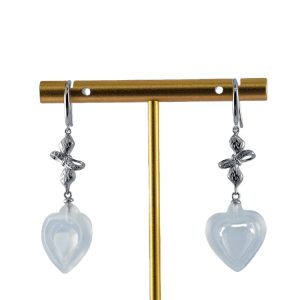 银色飘带系扣形桃心耳环