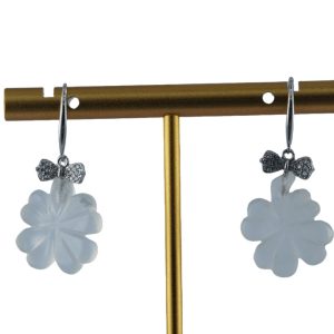 银色蝴蝶结形四叶草耳环