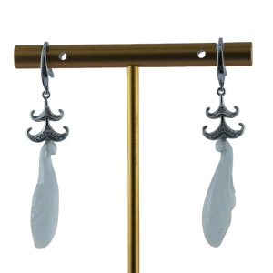 银色卷边帽子形玉兰花耳环