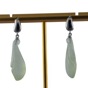 银色水滴形玉兰花耳钉