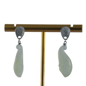 银色水滴形玉兰花耳钉