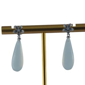 银色花朵形细长水滴耳钉