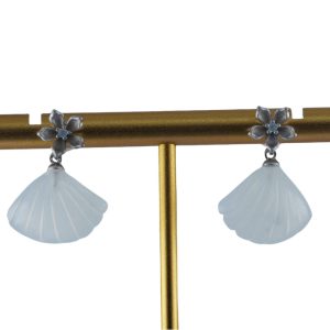 银色花朵形贝壳耳钉