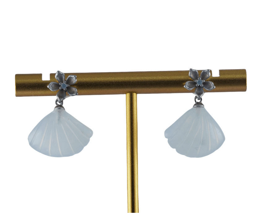 银色花朵形贝壳耳钉