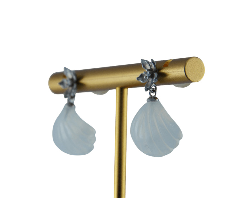 银色花朵形贝壳耳钉 - 图片 2