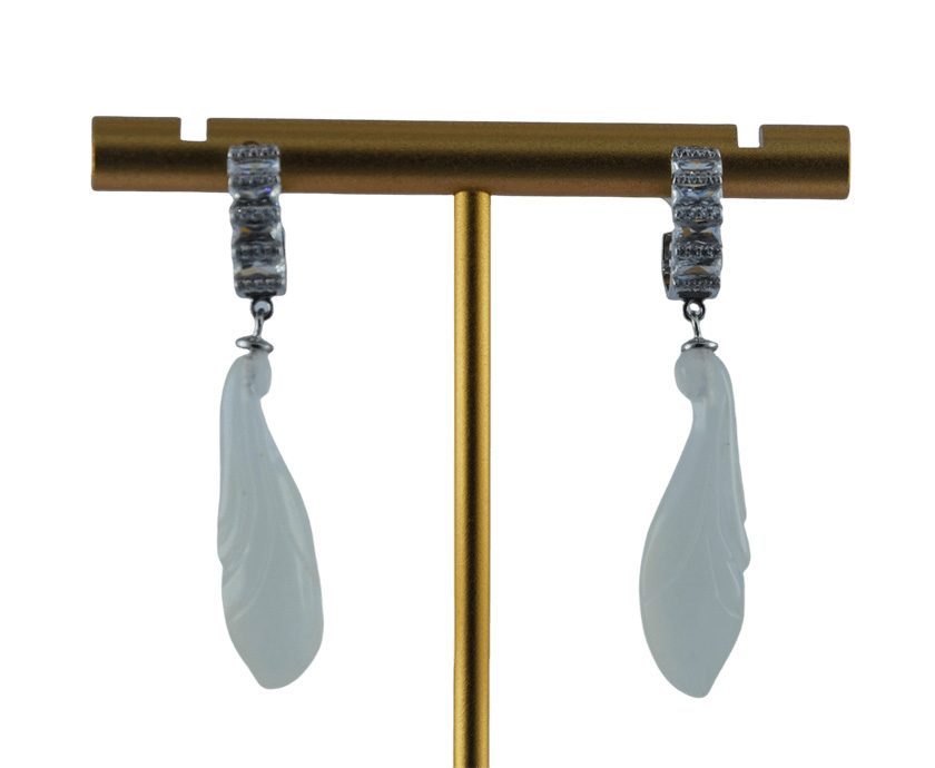 银色C形玉兰花耳钉