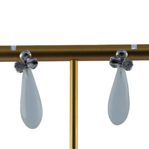 银色三瓣花形细长水滴耳钉