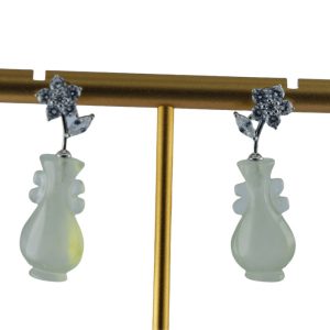 银色花朵形如意瓶耳钉