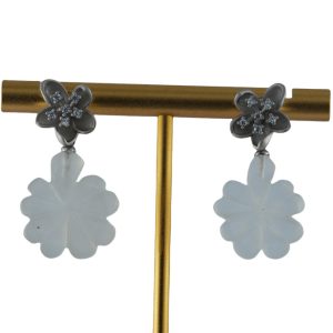 银色花蕊形四叶草耳钉