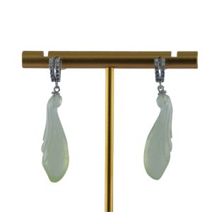 银色V形玉兰花耳钉