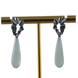 银色圆环形细长水滴耳钉