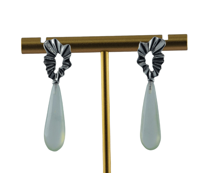 银色圆环形细长水滴耳钉