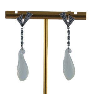 银色三角形链玉兰花耳钉