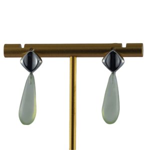 银色菱形细长水滴耳钉