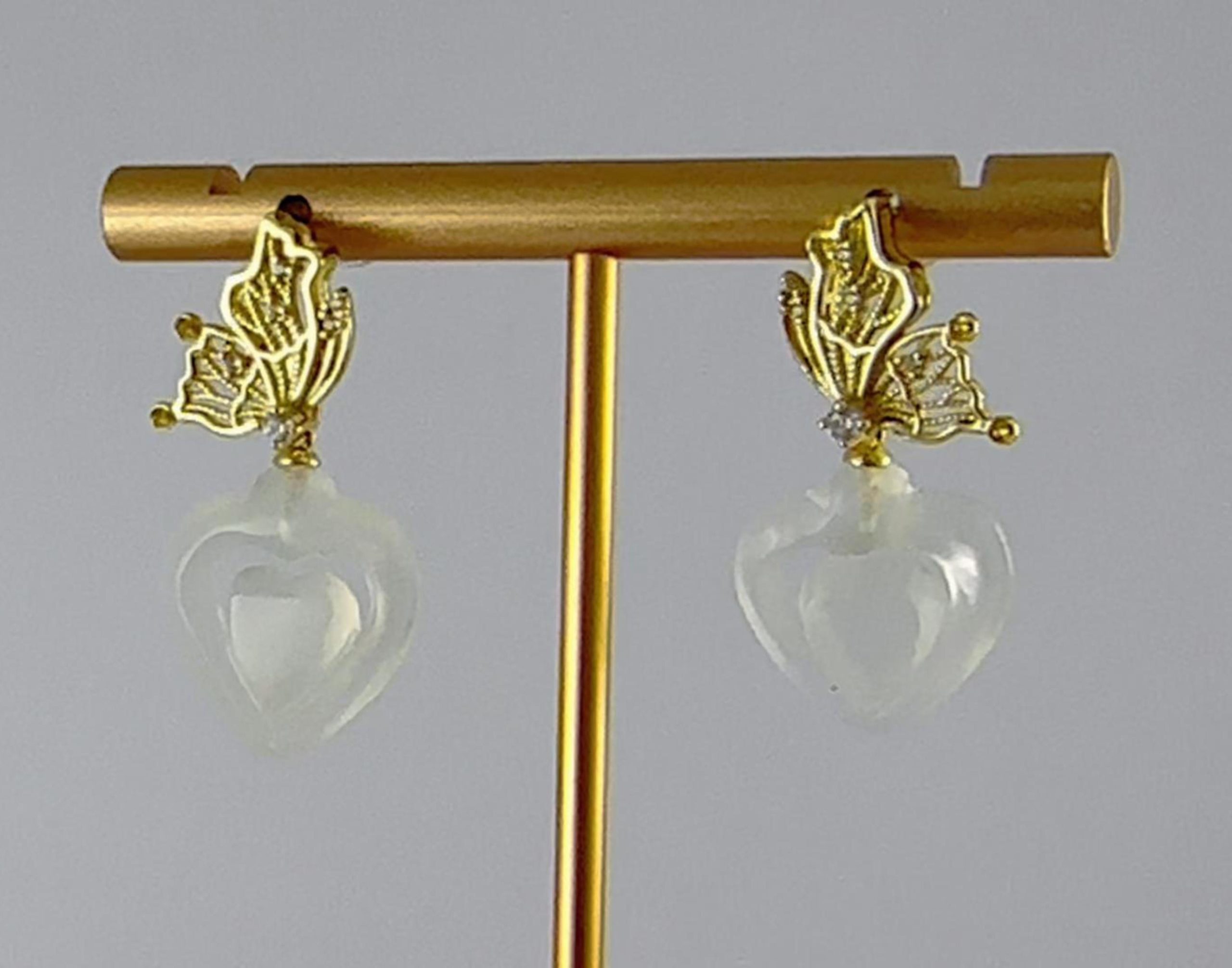 金色蝴蝶形桃心耳钉 - 图片 3