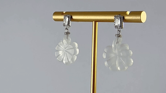 银色长方形四叶草耳钉 - 图片 4