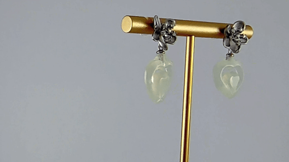 银色花蕊形桃心耳钉 - 图片 4