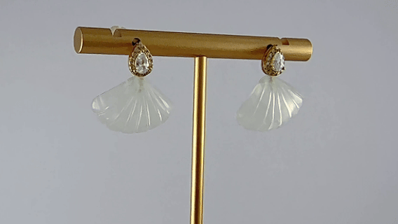 金色水滴形贝壳耳钉 - 图片 4