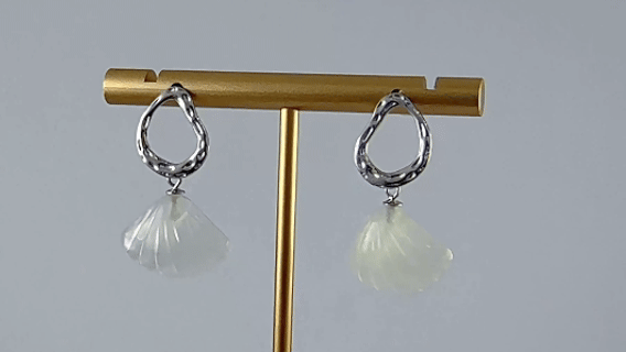 银色圆环形贝壳耳钉 - 图片 4