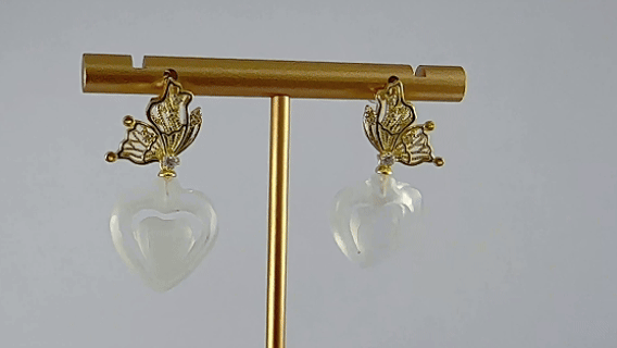 金色蝴蝶形桃心耳钉 - 图片 4