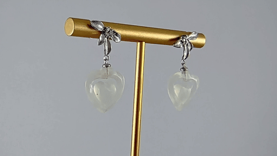 银色四瓣花形桃心耳钉 - 图片 4